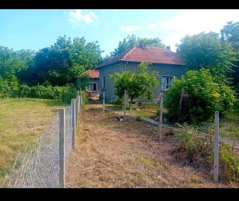 Продава се Имот с Две Къщи
