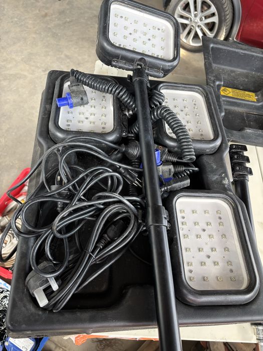 Подвижна станция с телескопични  лампи и акумулатори