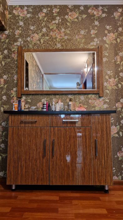 Продаётся прихожка с зеркалом срочно