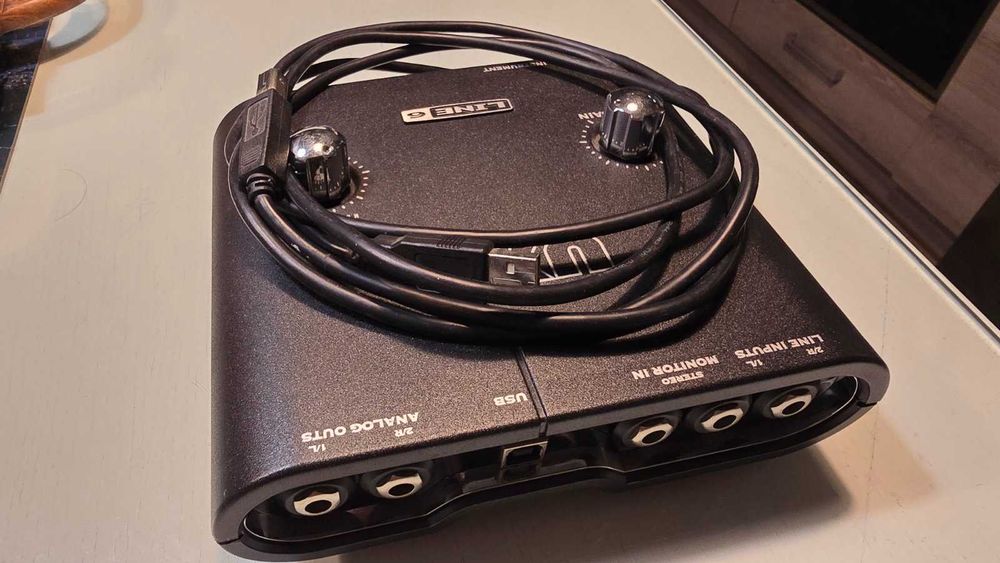 Продавам USB audio interface Line 6 UX1