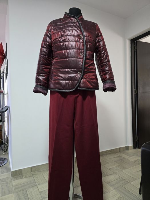 Pantaloni cu talia foarte înaltă și silueta spectaculoasă cu crac larg,