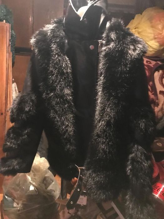 Vând geaca piele cu blana nouă
