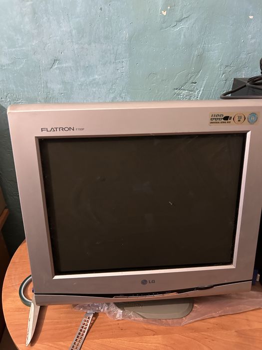 Монитор LG F700P