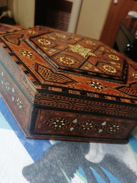 Антична кутия за бижута и т. н.