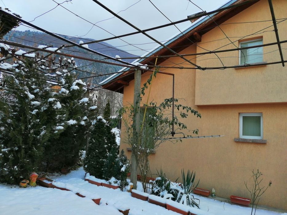 Под наем вила на 200м.от минералният гейзер