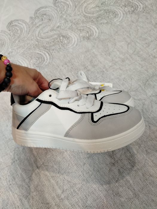 Маратонки за момче 25 и 32 номер