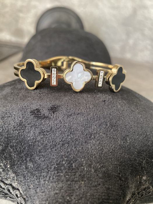 Твърда гривна детелините на Van Cleef & Arpels