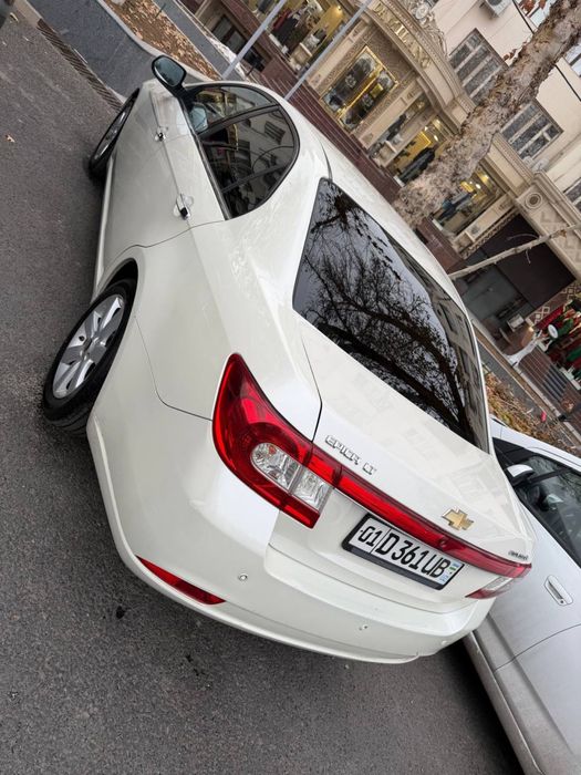 Epika 2011 yil holati zor rangi oq jemchuk