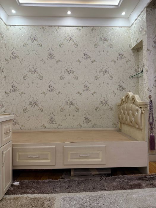 Мебель комплект сотилади: Полтора кроват матраси бор, тумбочка, комод.