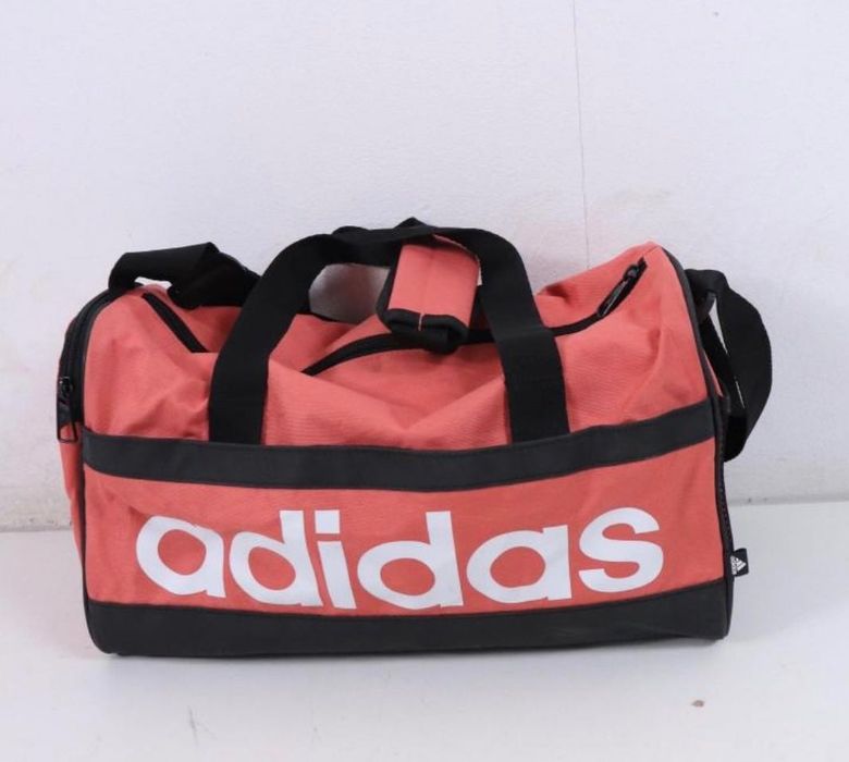 Adidas нов малък сак за фитнес