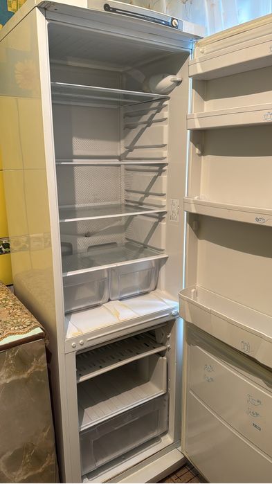 Продам холодильник indesit