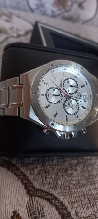 Продам часы новые Lotus