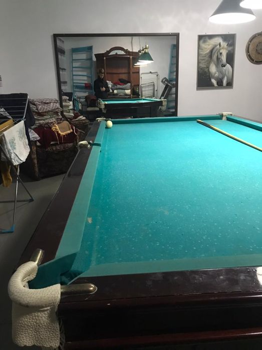 Бильярдный стол для игры в бильярд