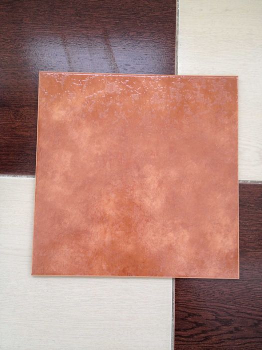 Кафель новый и разный, оставшийся после ремонта.