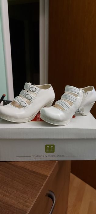 Pantofi fetita de completat ținută de printesa