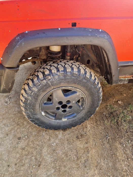 Vând jeep cherokee xj 2.5