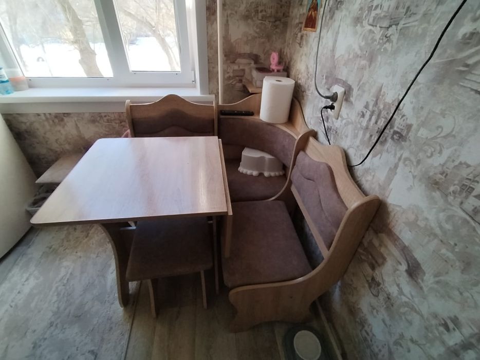 Кухонный стол с угловым диваном