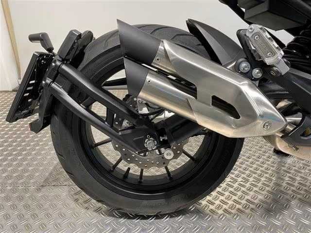 Motocicleta Benelli 502C Cruiser, dublu ABS, 2024, accesorii