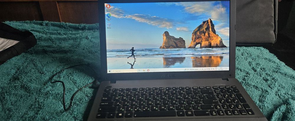 Лаптоп asus продавам