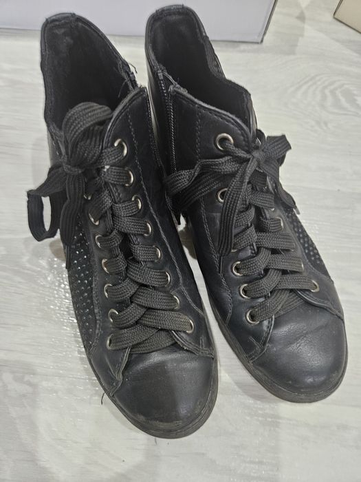 Продам женские ботинки или кеды