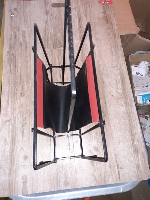 Suport reviste/ziare din fier