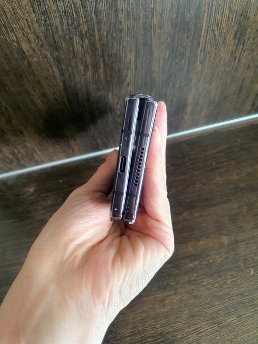 Телефон samsung Z Fold4.