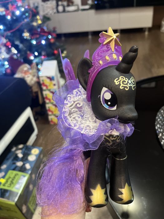 Малко черно пони с аксесоари