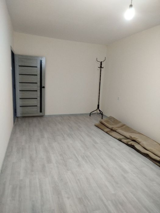 1 комната квартира сатилади 21 мкр 21 дом 4 этаж