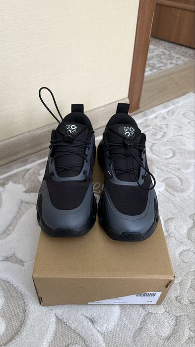 ON кроссовка.  on on