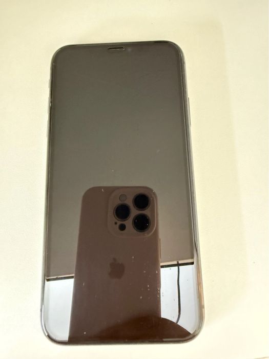 Продам айфон 11 на 64 гб