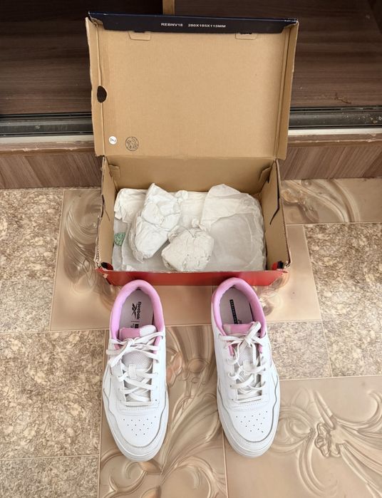 Продаю кроссовки ( оригинал reebok)