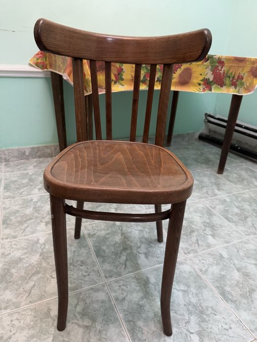 Кухонный стол и 4 стула