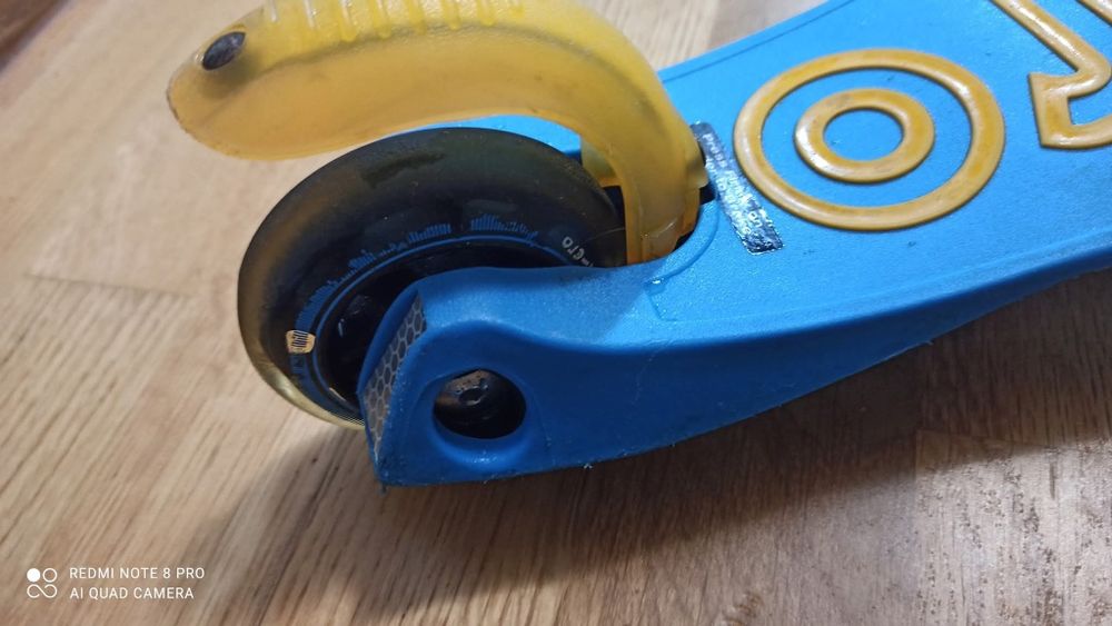 Vând trotineta Mini Micro Deluxe Ocean pliabil, 2-5 ani