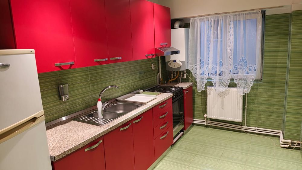 Ofer spre închiriere apartament 3 camere, 2băi,  etajIV, semi-decomand