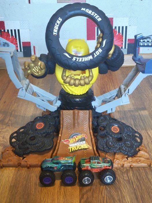 Hot wheels Megarex vs Crashzilla