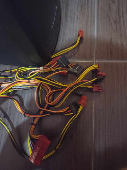 Vând sursa Xilence 580W