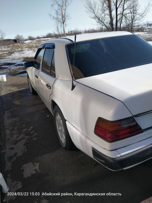 Срочно продаю Мерс 124 на полном ходу.