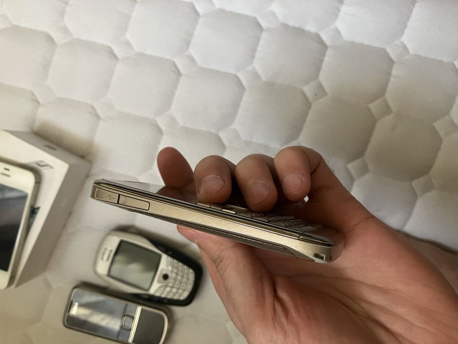Iphone 4s 32gb. Nokia e72
