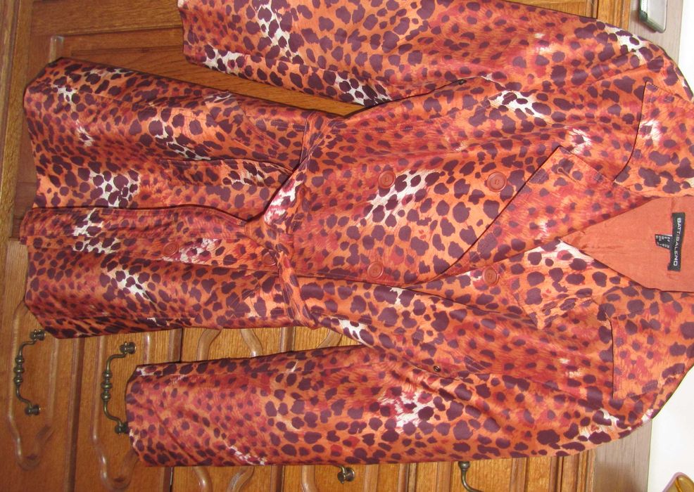 Продавам ново манто шлифер