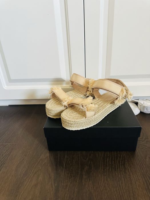 Sandale , papuci , incaltaminte de vara / plaja , cu arici , Noi ,  masura 38 crem , usori si comozi