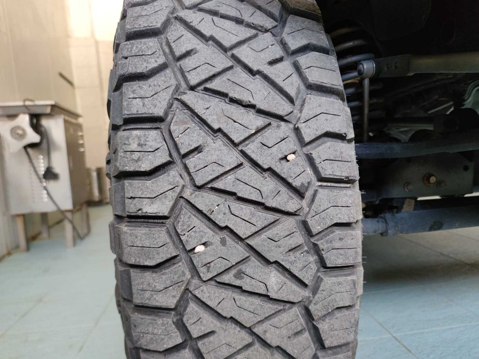 Гуми 5 броя 37 /12.5/ 17