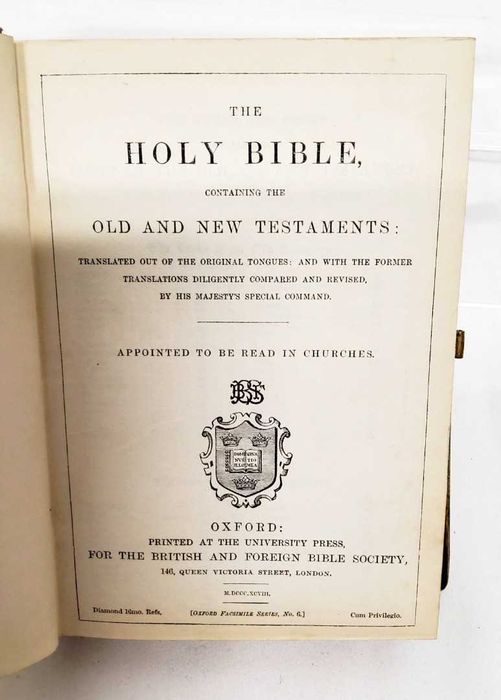 Biblia / Biblie veche, 1898, lb. engleza, pagini aurite pe lateral, 14x10x4 cm. Coperta piele + imitatie lemn, contine si unele harti.