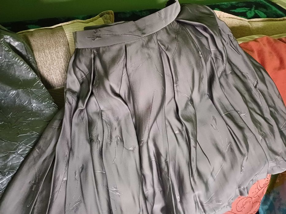 Fuste gri noi cu eticheta si rochii lungi noi