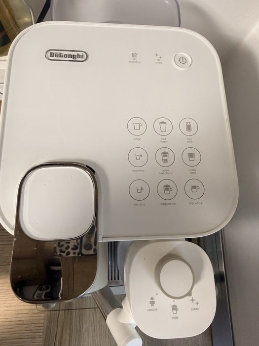 Nespresso Gran Latissima cu 20 de cutii de capsule + cutie CADOU