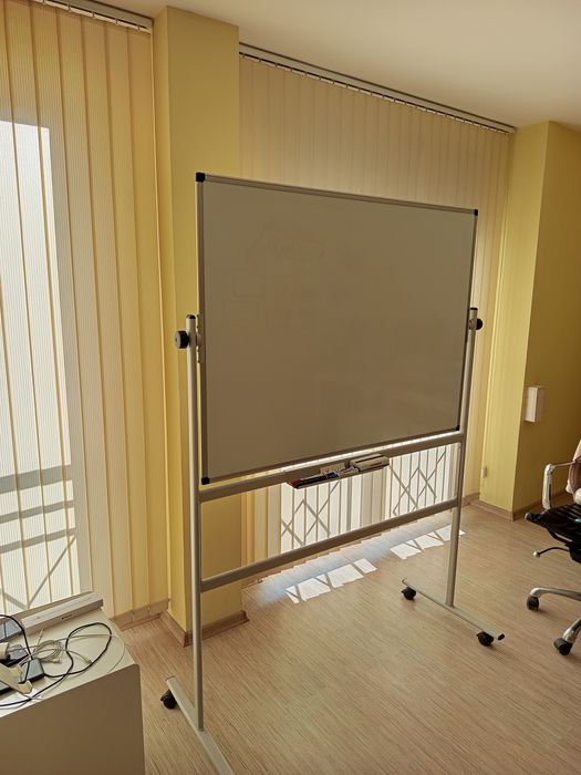 Бяла дъска Bi-Office
с хоризонтално завъртане, метална ст