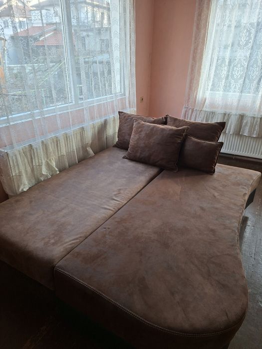 Продавам голям разтегателен диван.