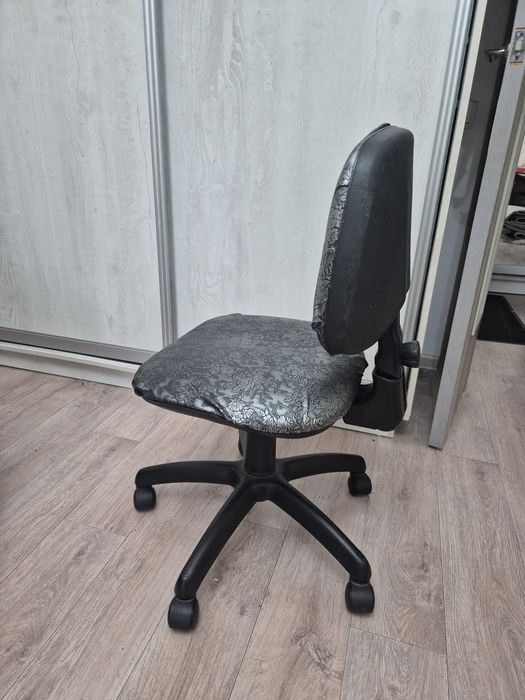Срочно продам офисная кресло