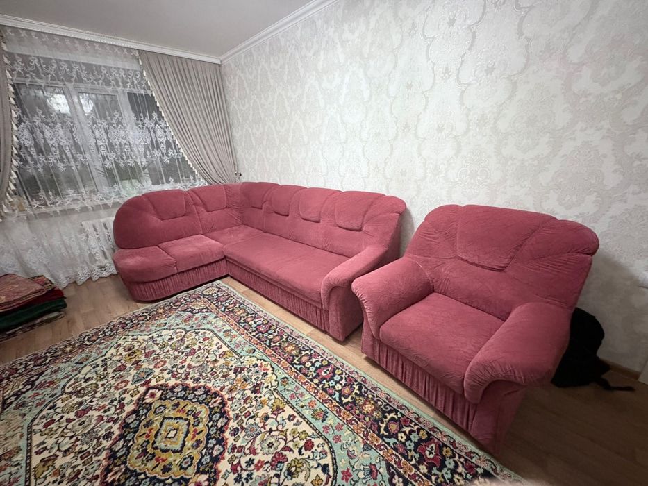 Продам угловой диван с креслом