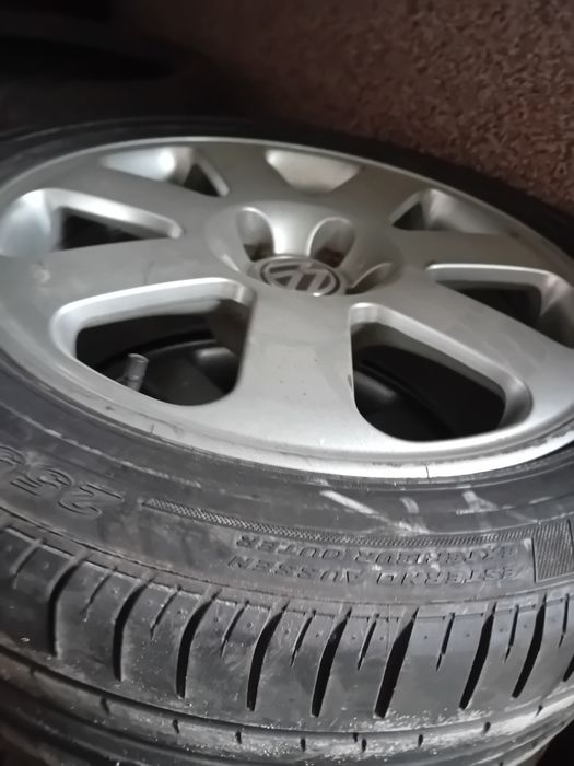 оригинални  алуминиеви джанти с гуми. 18 цола за ауди и vw.