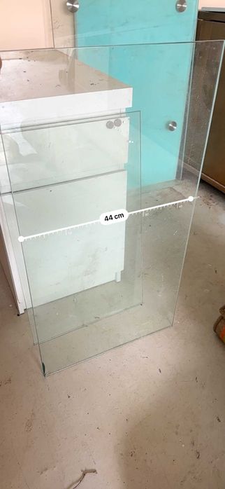 Стъкло от витрина / шкаф – стъклен панел, закалено, 86 × 44 см